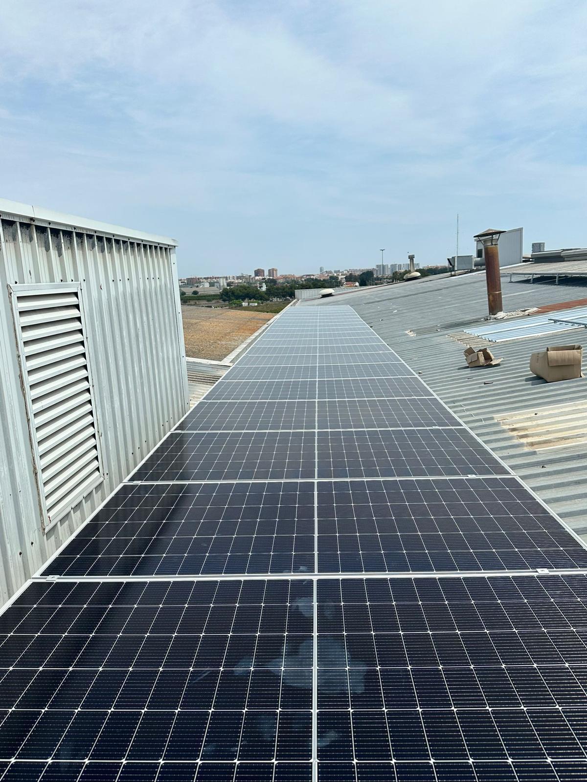 Campo de paneles fotovoltaicos instalado sobre una cubierta industrial metálica