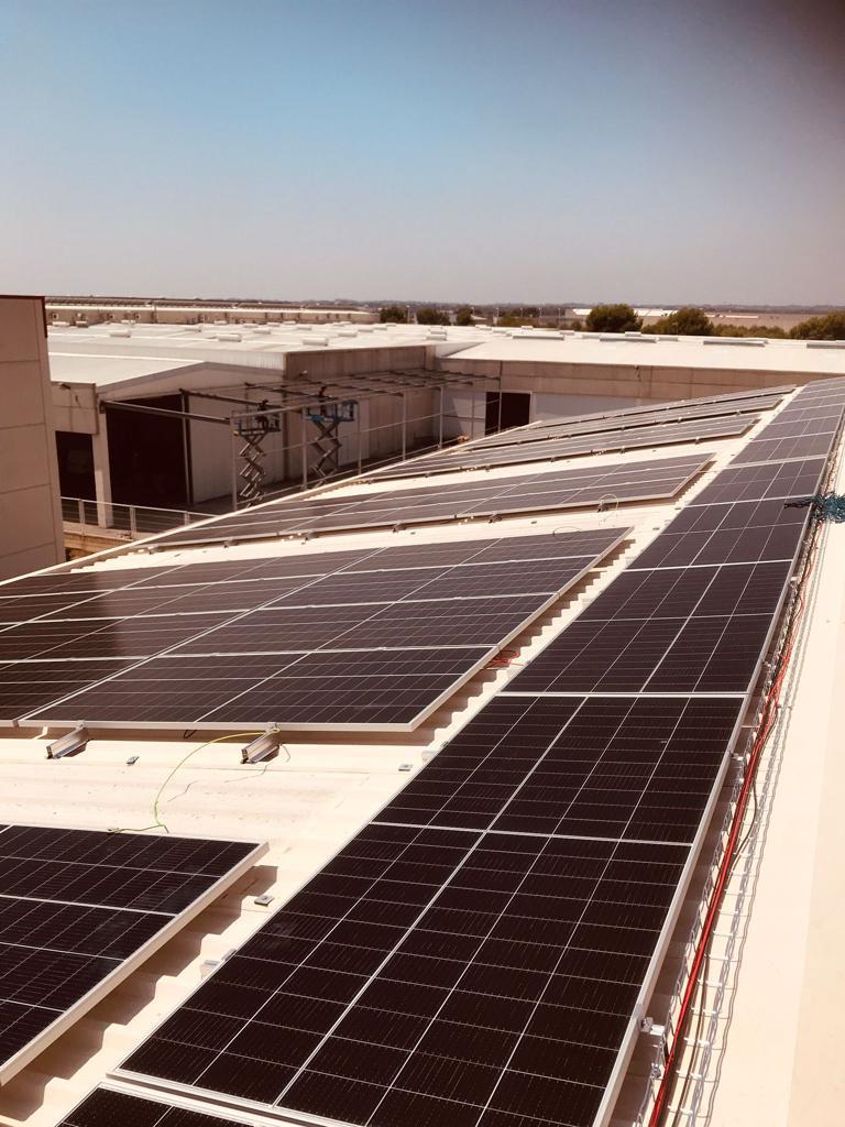 Instalación fotovoltaica coplanar con microraíl sobre una cubierta industrial de chapa