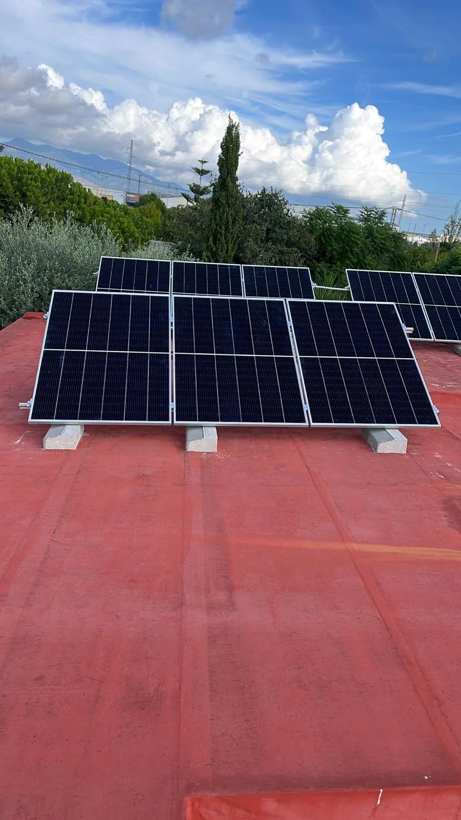 Módulos fotovoltaicos montados sobre una cubierta plana impermeabilizada