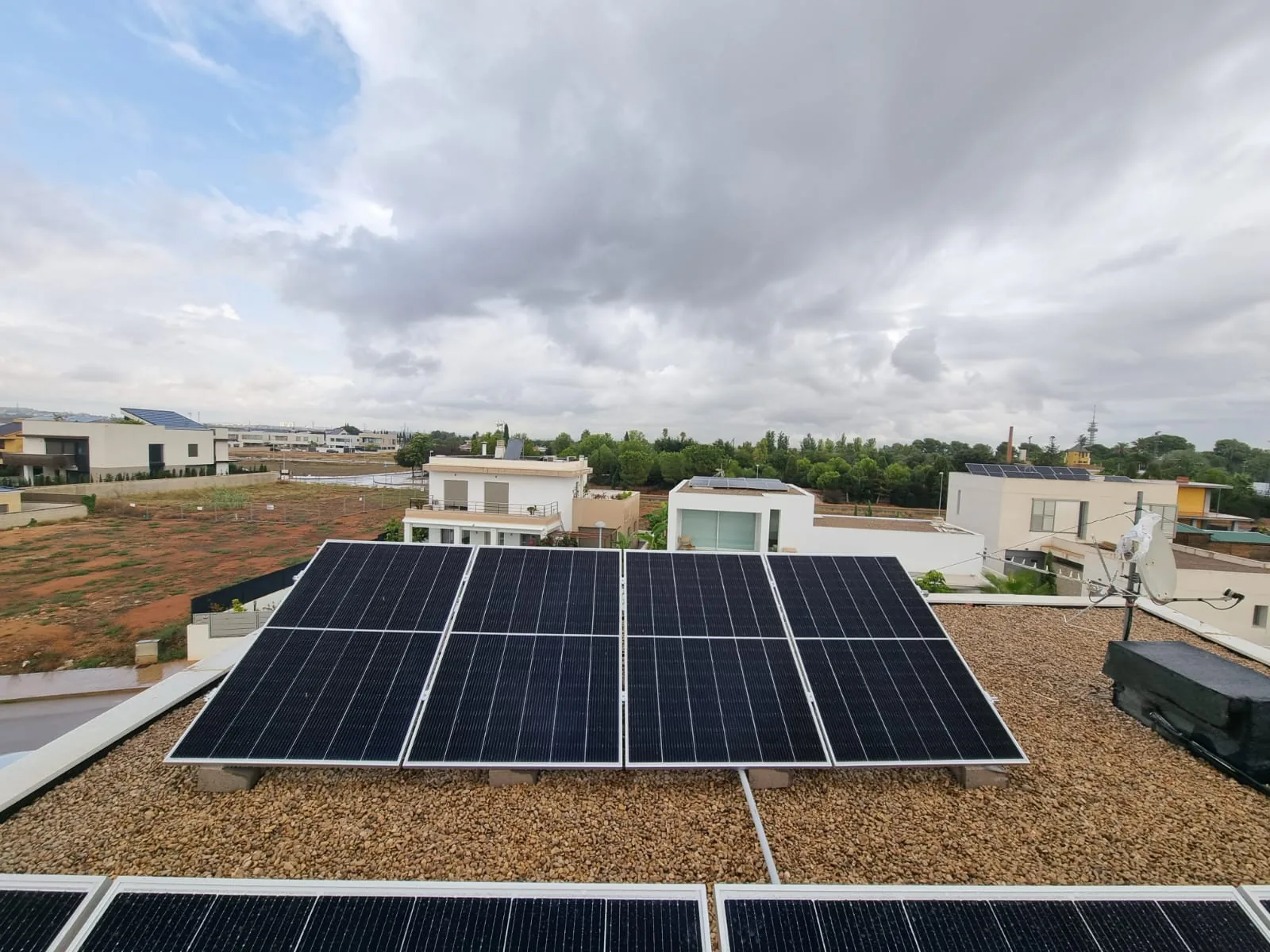 Conjunto fotovoltaico residencial instalado sobre una cubierta plana