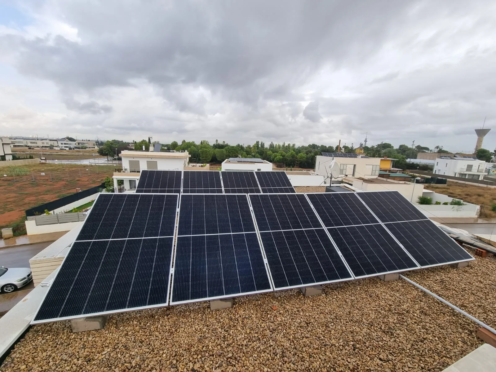 Vista general de módulos fotovoltaicos instalados sobre una cubierta residencial plana