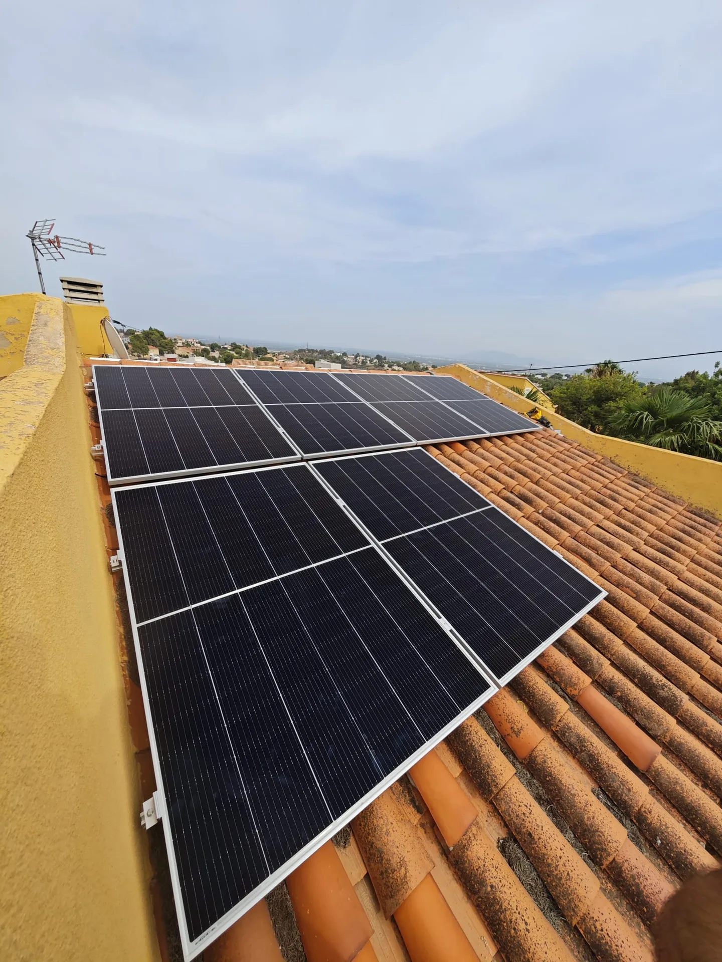 Instalación fotovoltaica adaptada a una cubierta inclinada de teja
