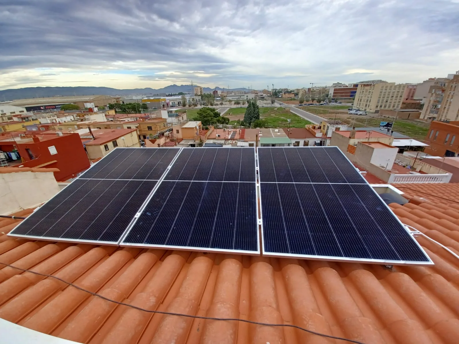 Paneles fotovoltaicos integrados en una cubierta de teja en un entorno urbano